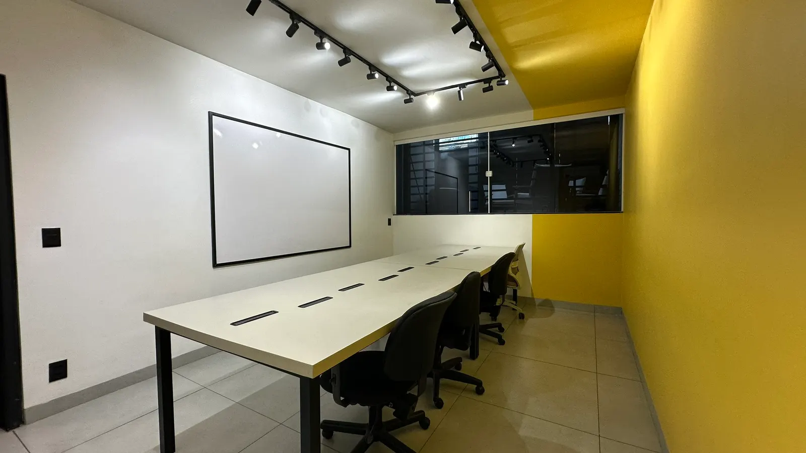 Sala Amarela Dinâmica - Sala 08 — coworking em Uberlândia | Espaço AMG