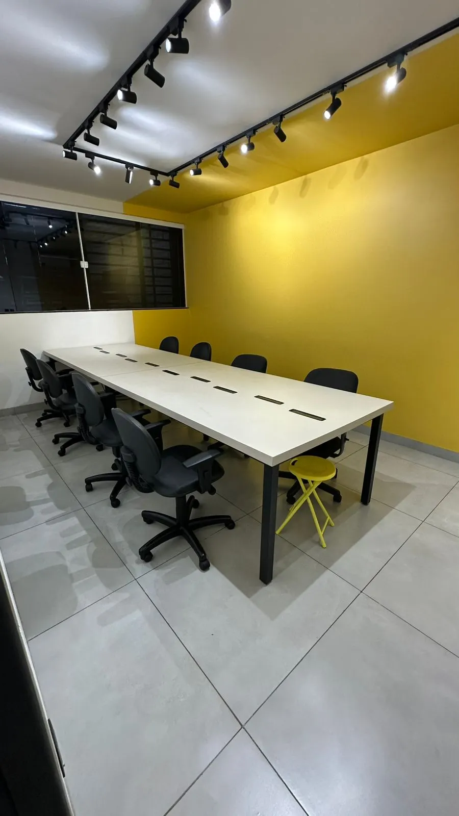 Sala Amarela Dinâmica - Sala 08 — coworking em Uberlândia | Espaço AMG