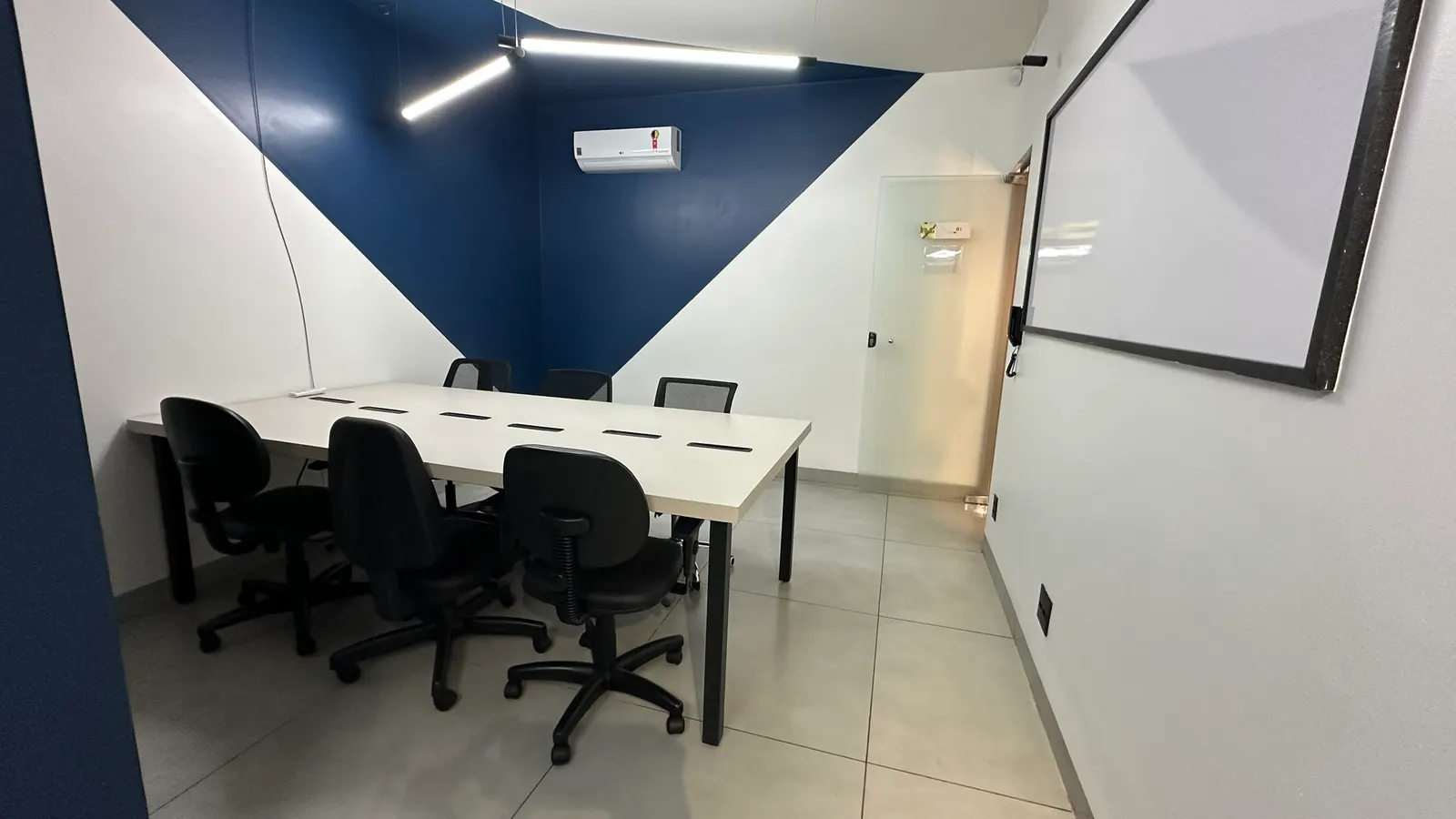 Sala Dinâmica Azul - Sala 01 — coworking em Uberlândia | Espaço AMG