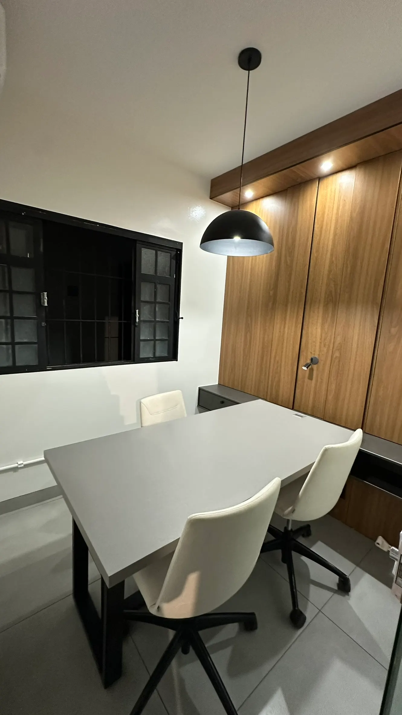 Sala Premium Branca - Sala 06 — coworking em Uberlândia | Espaço AMG