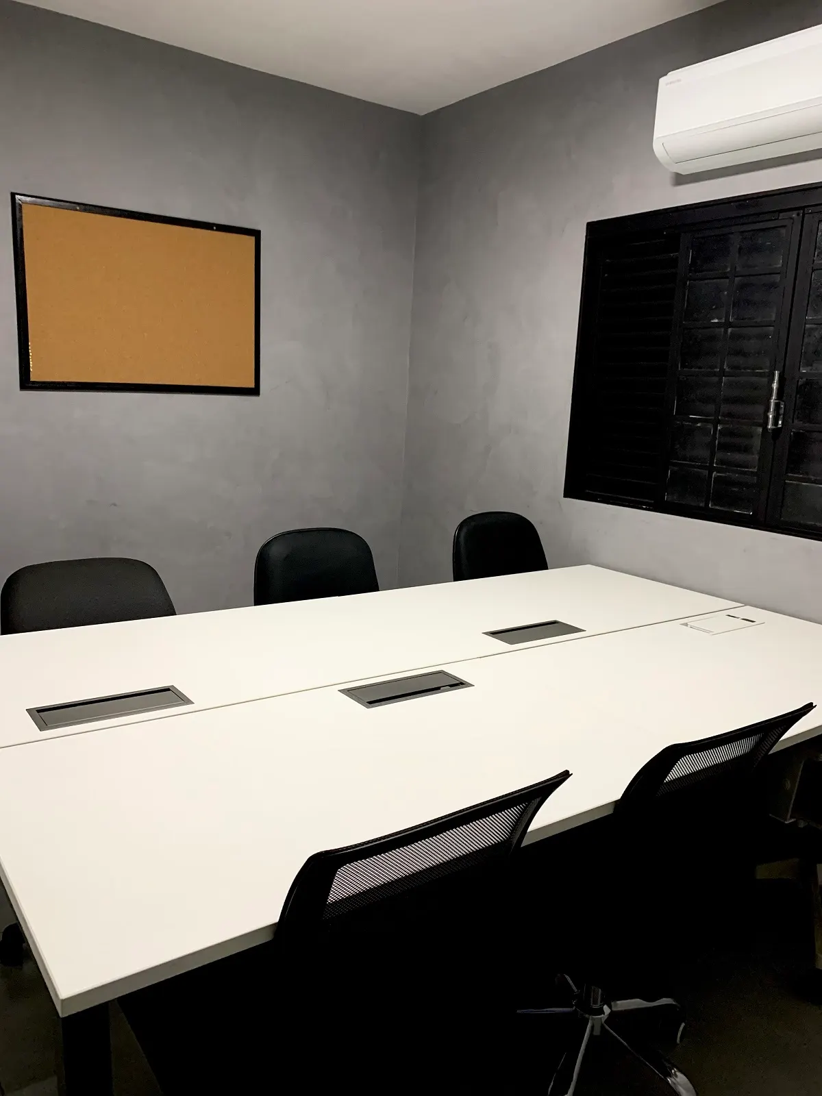 Sala Compacta Cinza - Sala 04 — coworking em Uberlândia | Espaço AMG