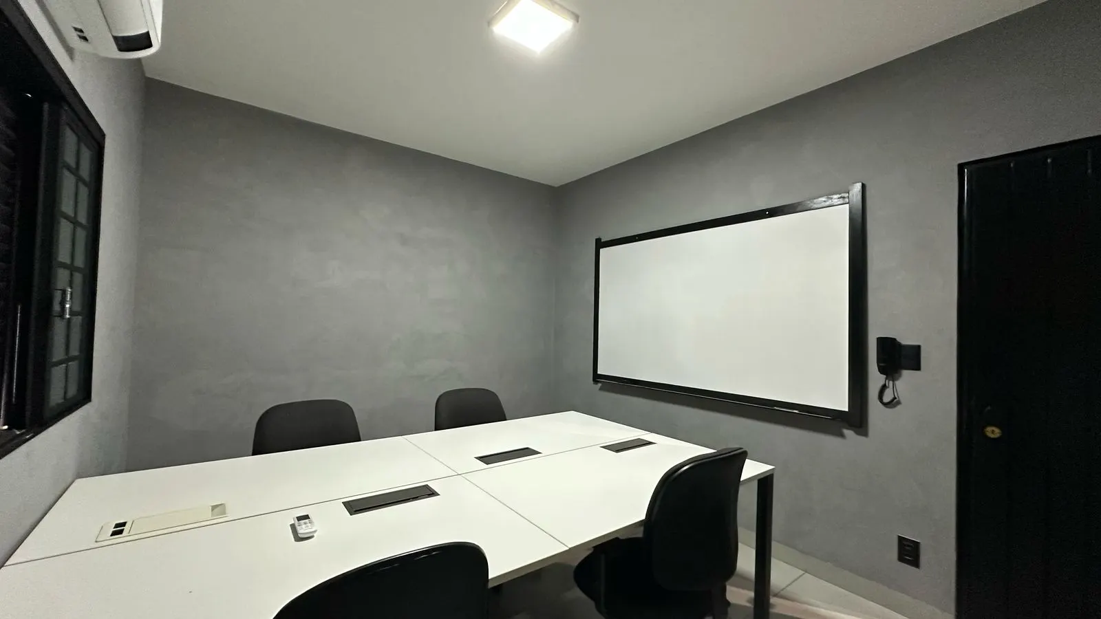 Sala Compacta Cinza - Sala 04 — coworking em Uberlândia | Espaço AMG