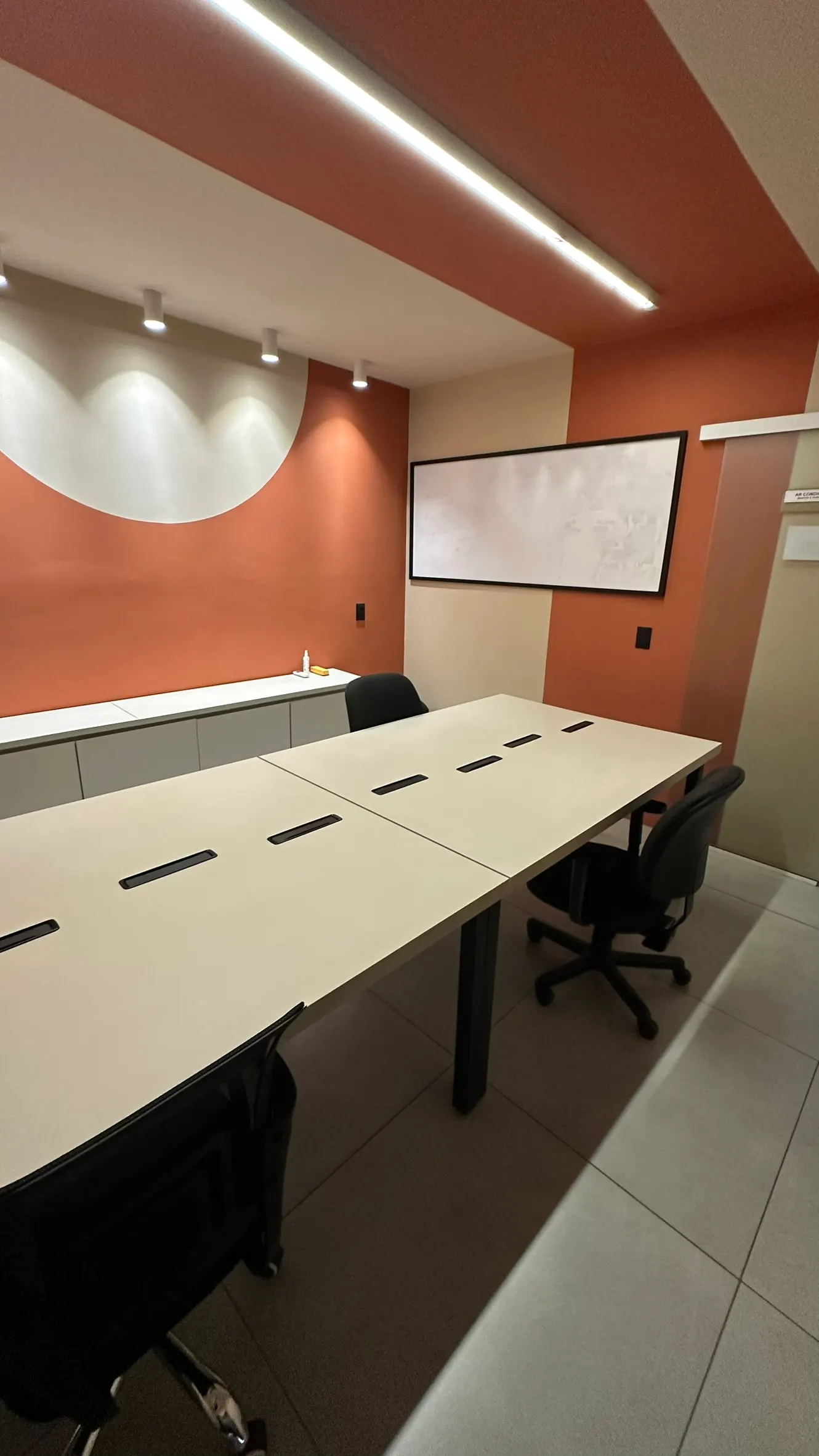 Sala Laranja Dinâmica - Sala 05 — coworking em Uberlândia | Espaço AMG